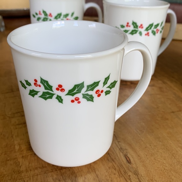 Corning USA Christmas Coffee Mugs Set of 4 - Picture 2 of 11
